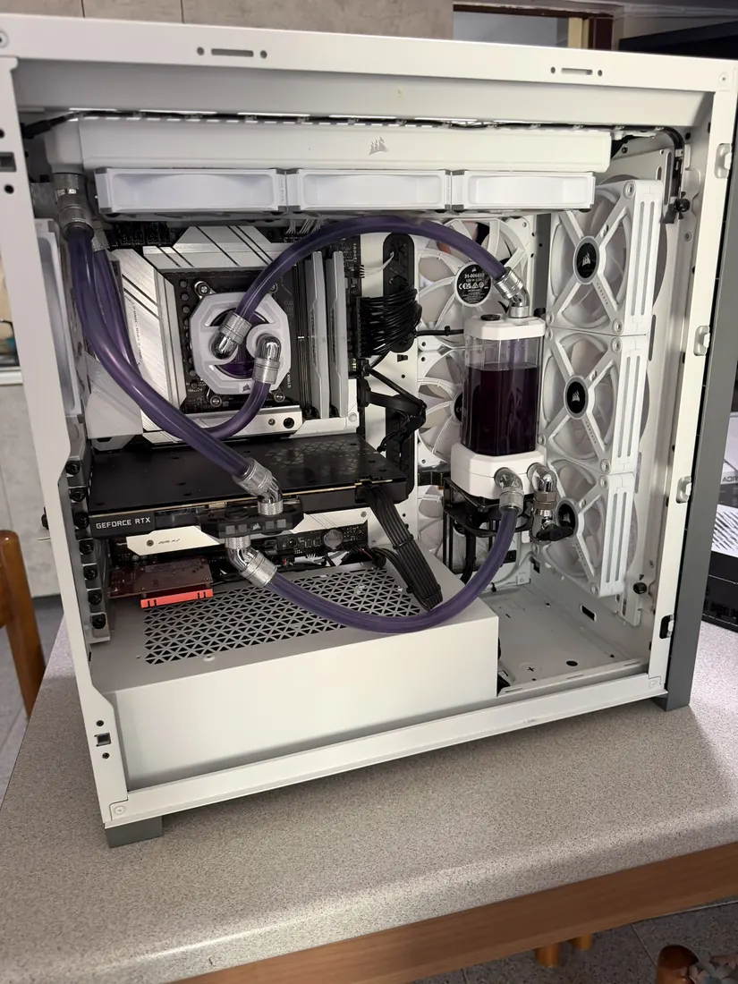 PC gaming custom con raffreddamento a liquido personalizzato, GPU e CPU a liquido