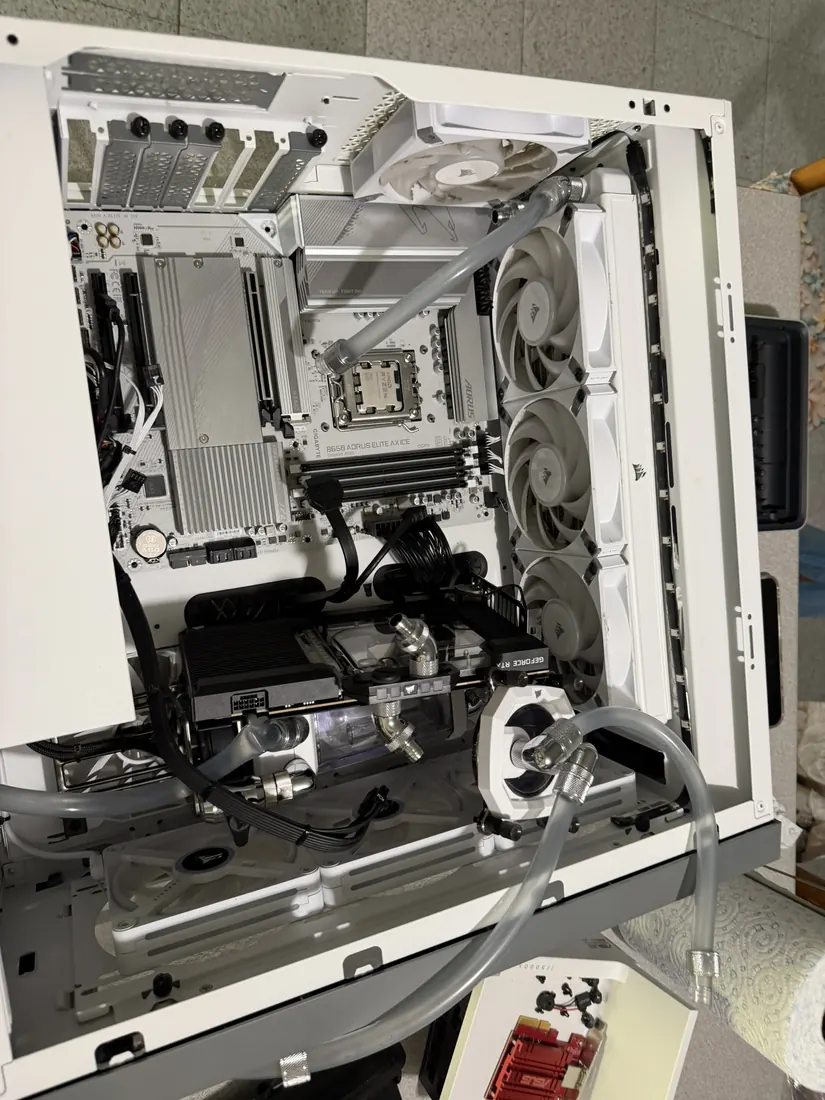 Interno build AM5 Gigabyte B650 AORUS con loop custom e radiatore Corsair