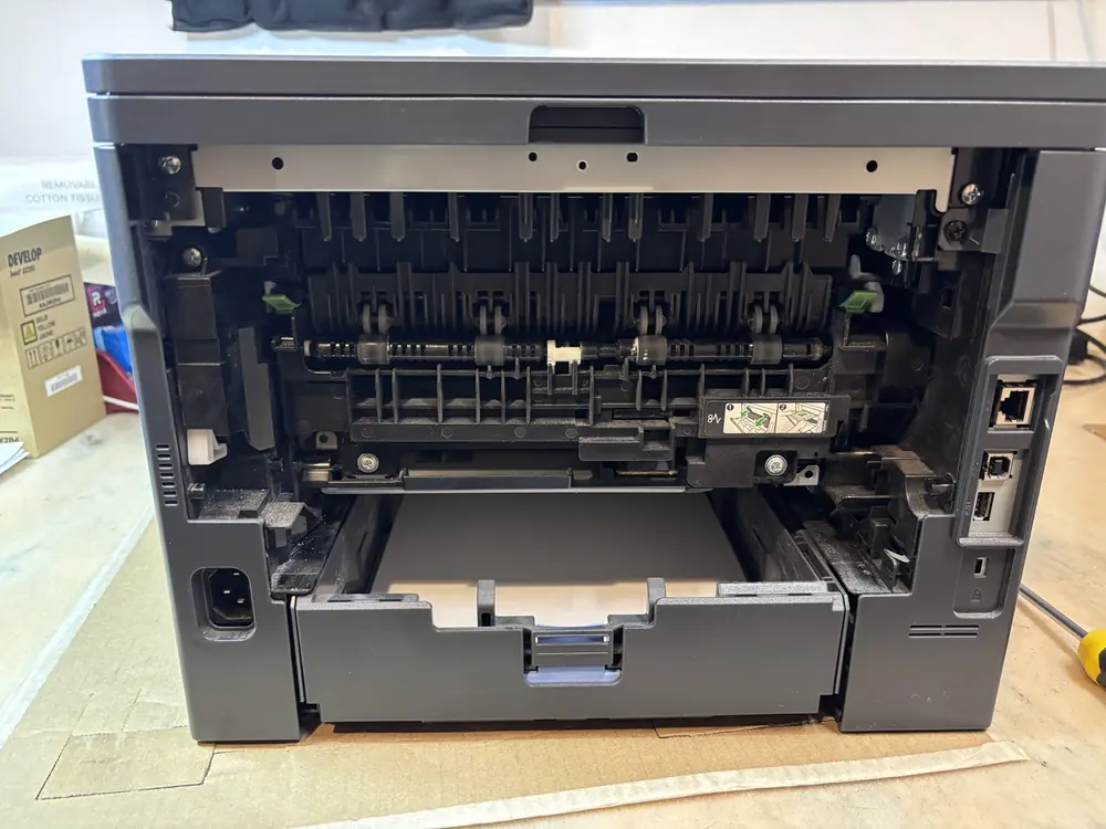Retro della Develop ineo 3320i con gruppo fusore e sistema di trascinamento carta