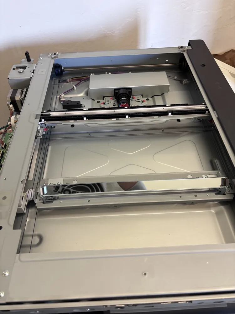 Konica Minolta bizhub 300 — piano di scansione smontato con gruppo ottico e CCD