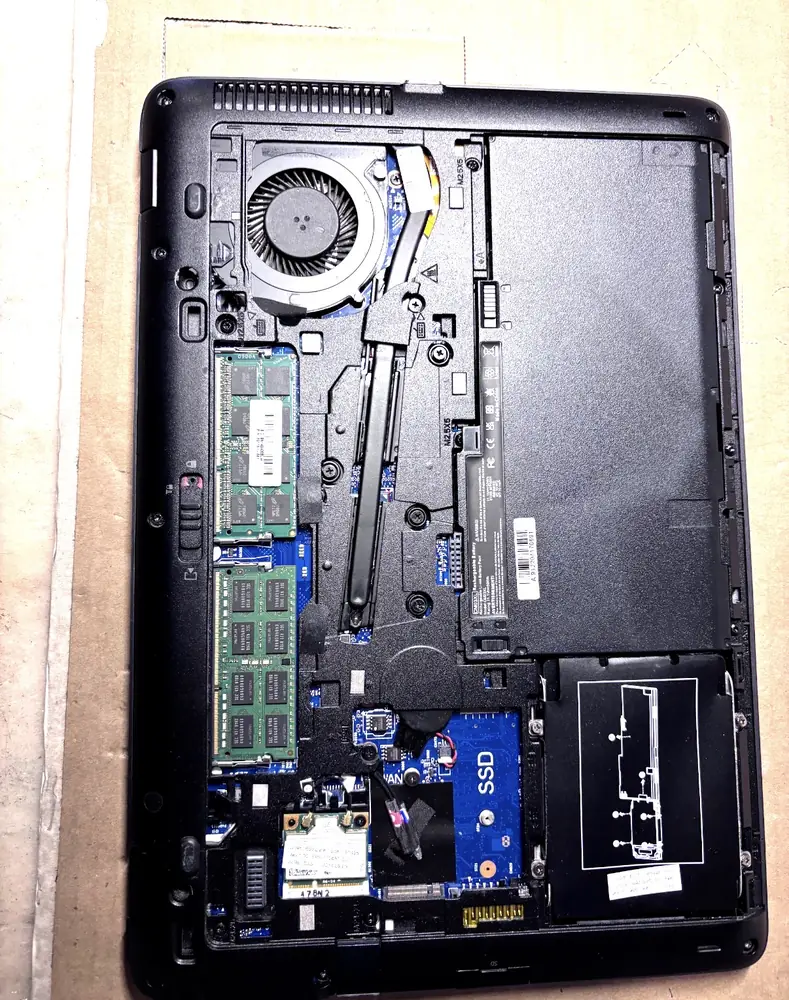 Laptop HP dal fondo: moduli RAM, SSD e gruppo ventola accessibili