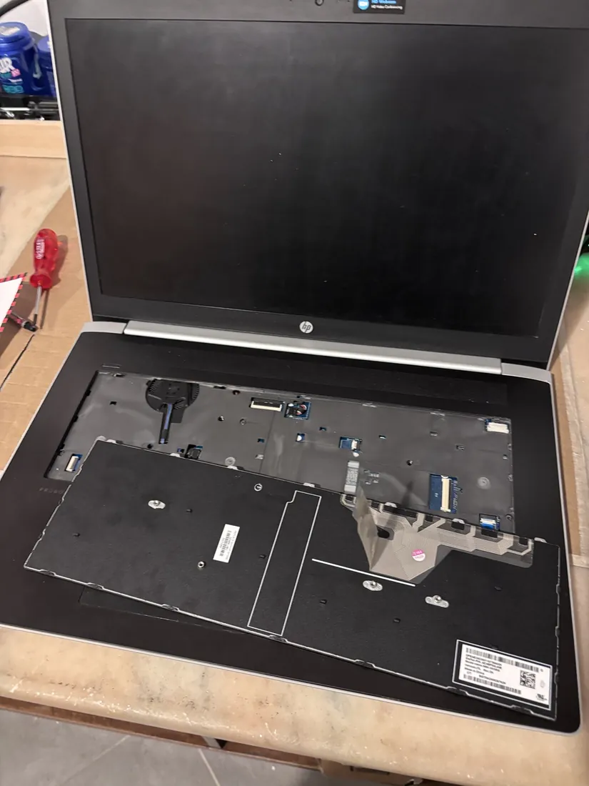 HP ProBook con tastiera rimossa per sostituzione